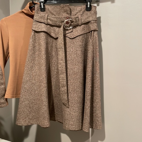 GORGEOUS SET Skirt and Top - Picture 4 of 16